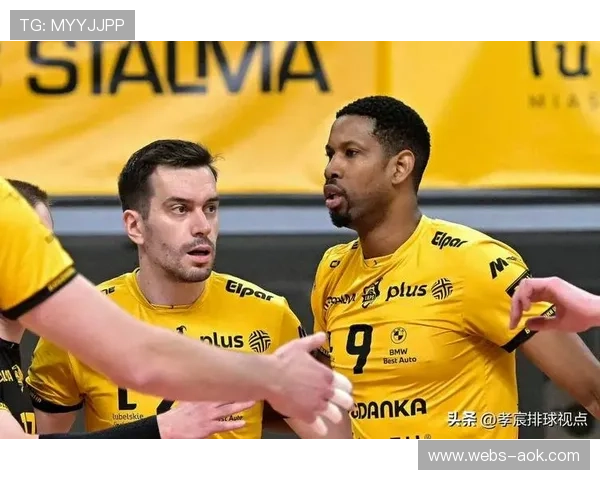 波兰男排超级杯第四局莱昂再度站出发球施压，助卢布林锁定胜局