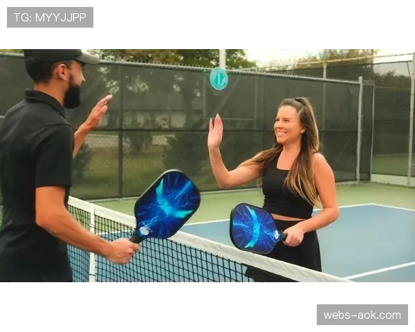 比赛用球疑似有异物，主审检查后更换比赛用球